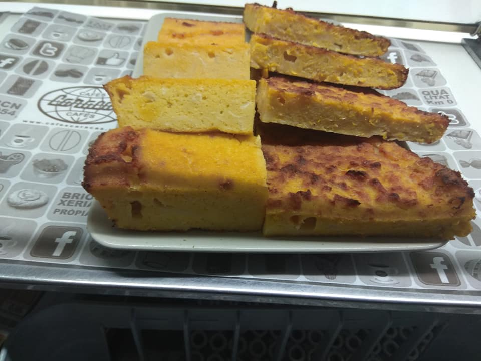 Cafe Bar Caracas — Comida y bebida