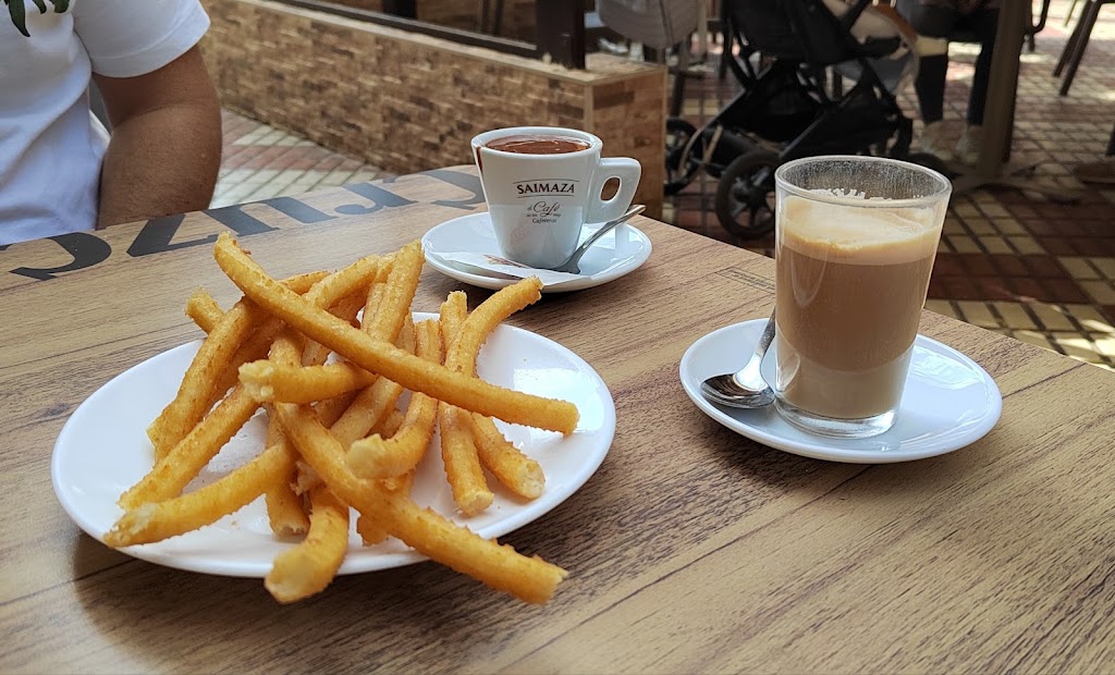 Cafeteria La Ponderosa — Comida y bebida