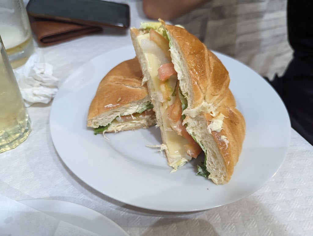 Arepera El Pino — Comida y bebida