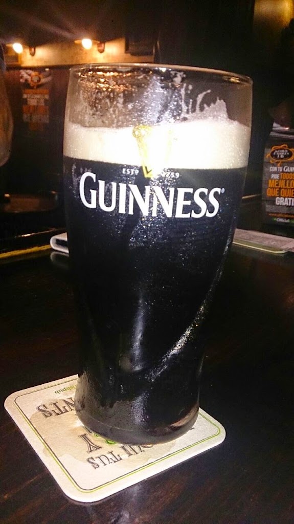 Akelarre Irish Pub — Comida y bebida