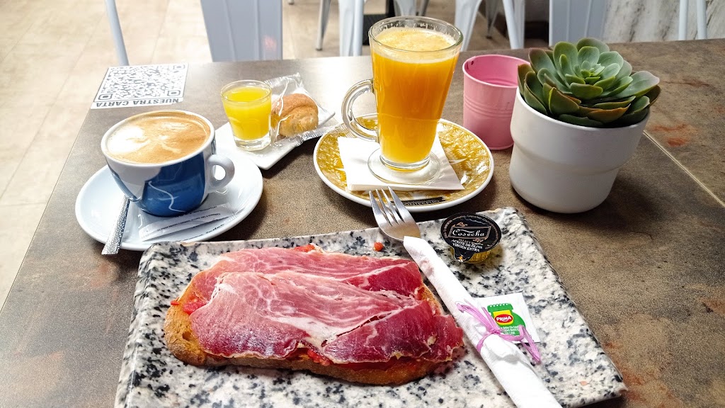 Cafeteria Denia — Comida y bebida