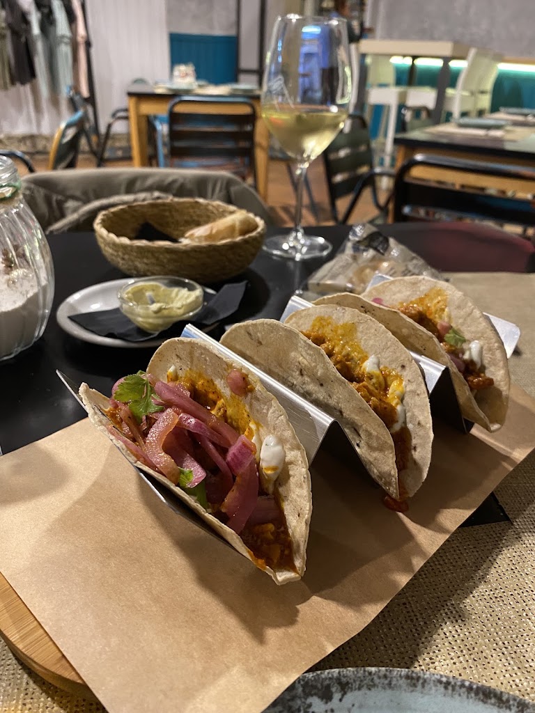Umami La Barrosa — Comida y bebida