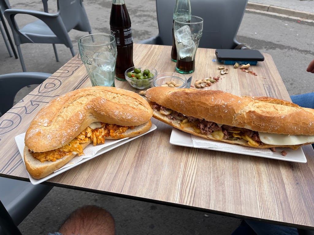 Aptc Bar — Comida y bebida