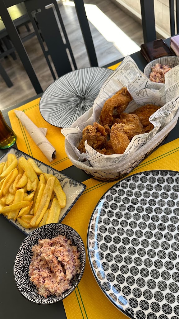 Bar Cafeteria Caribbean Chicken — Comida y bebida
