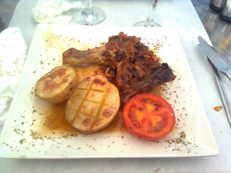 Le Saint Tropez Restaurante — Comida y bebida