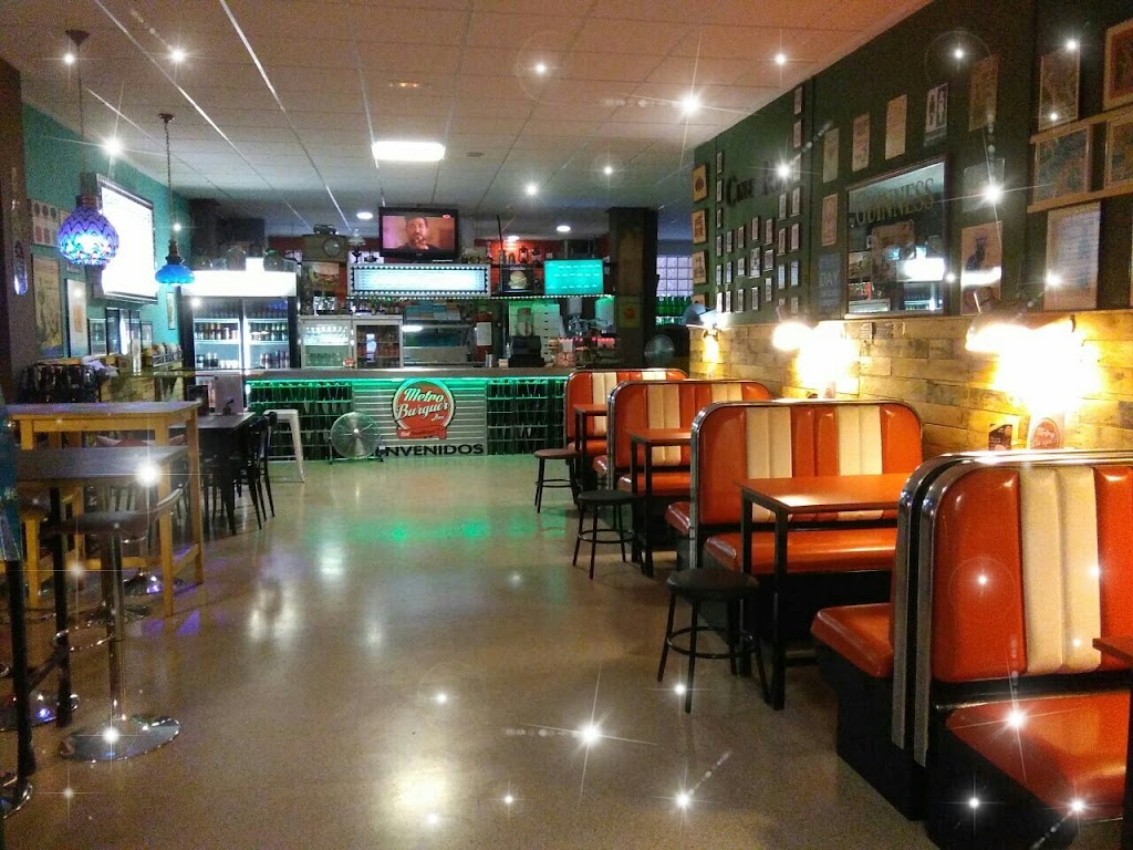 Metro Burguer Cerveceria, Tapeo, Menu, Pizzas x metro.Chivitos,Cervezas artesanas. — Ambiente