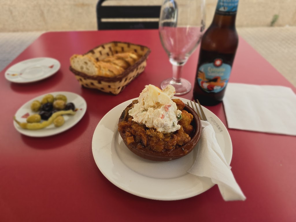 ES CACADORS — Comida y bebida