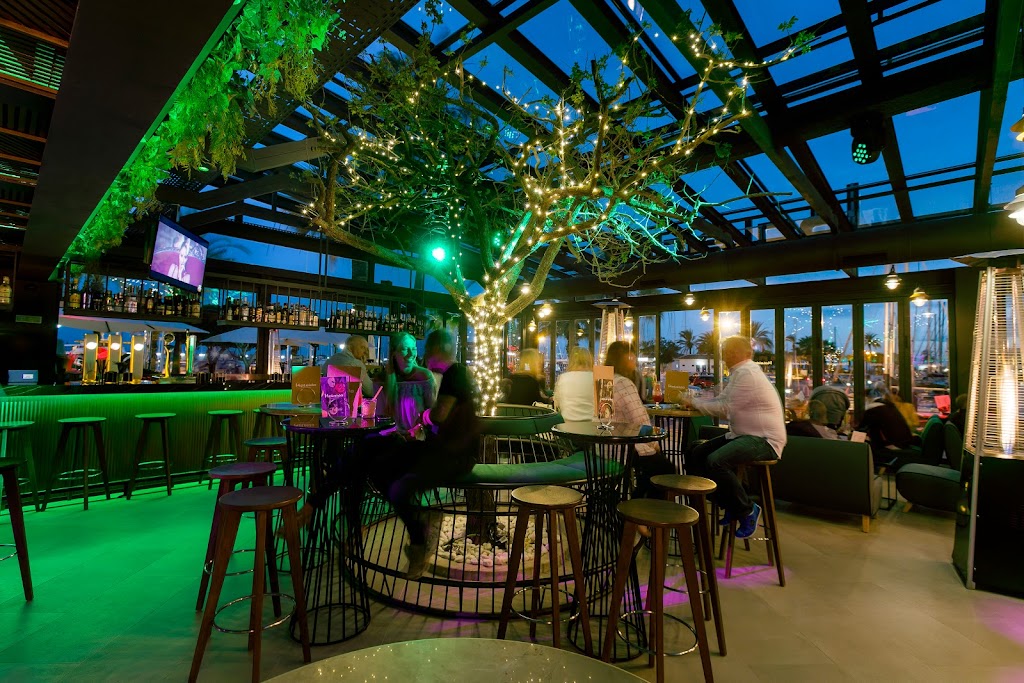Bar kaleido Puerto Marina — Ambiente