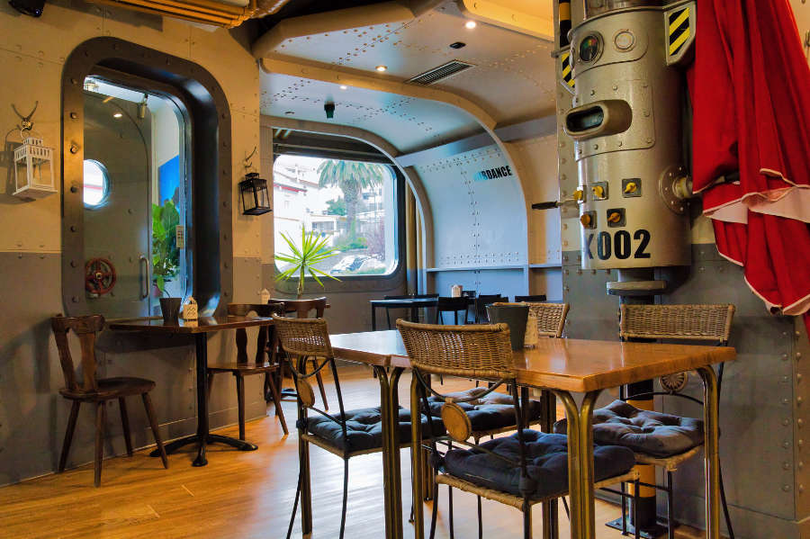 Submarino Cafe — Ambiente