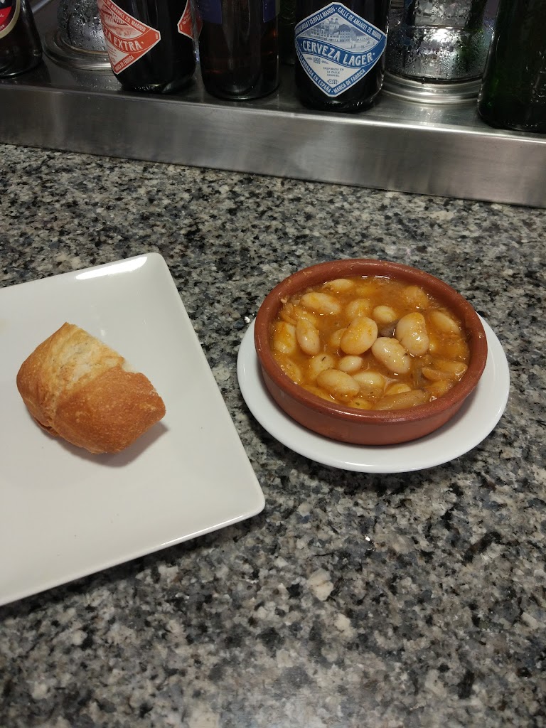 Bar La Perla Cafe — Comida y bebida