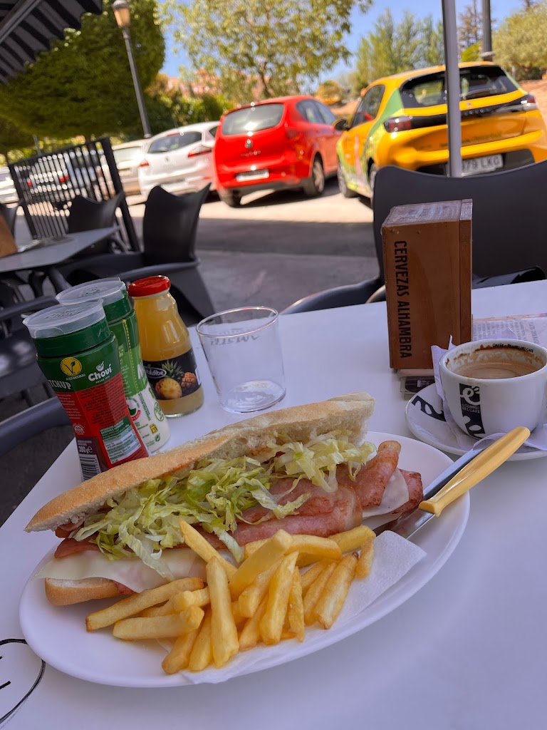 Cafe-Bar "Los Faroles" — Comida y bebida