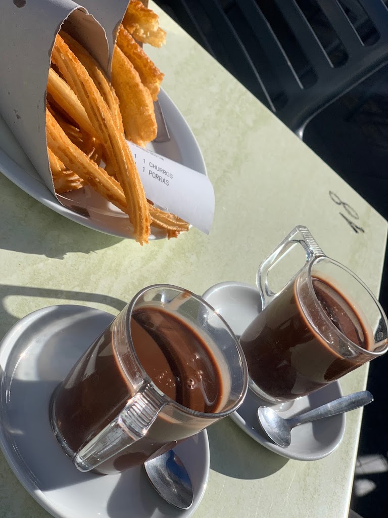 Cafeteria Chocolateria El Campana — Comida y bebida