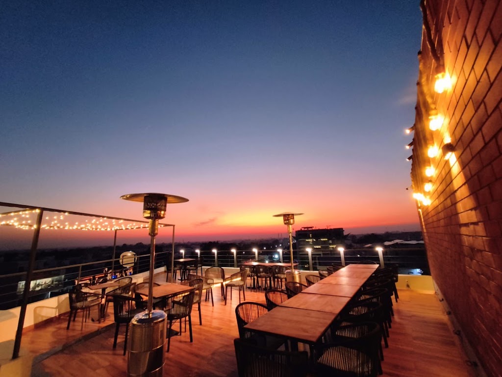 Daily Meals Cafe Rooftop