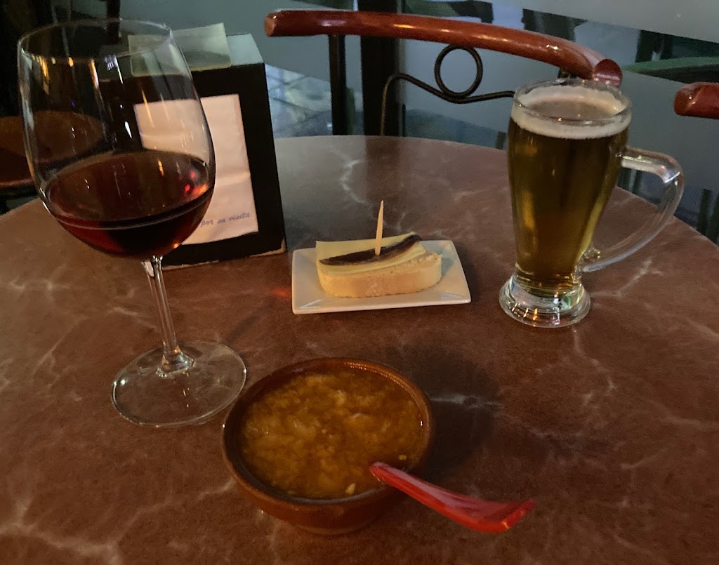Bar Monru's — Comida y bebida
