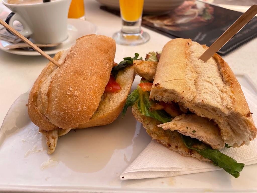 Cafe Bar Beverly Hill — Comida y bebida
