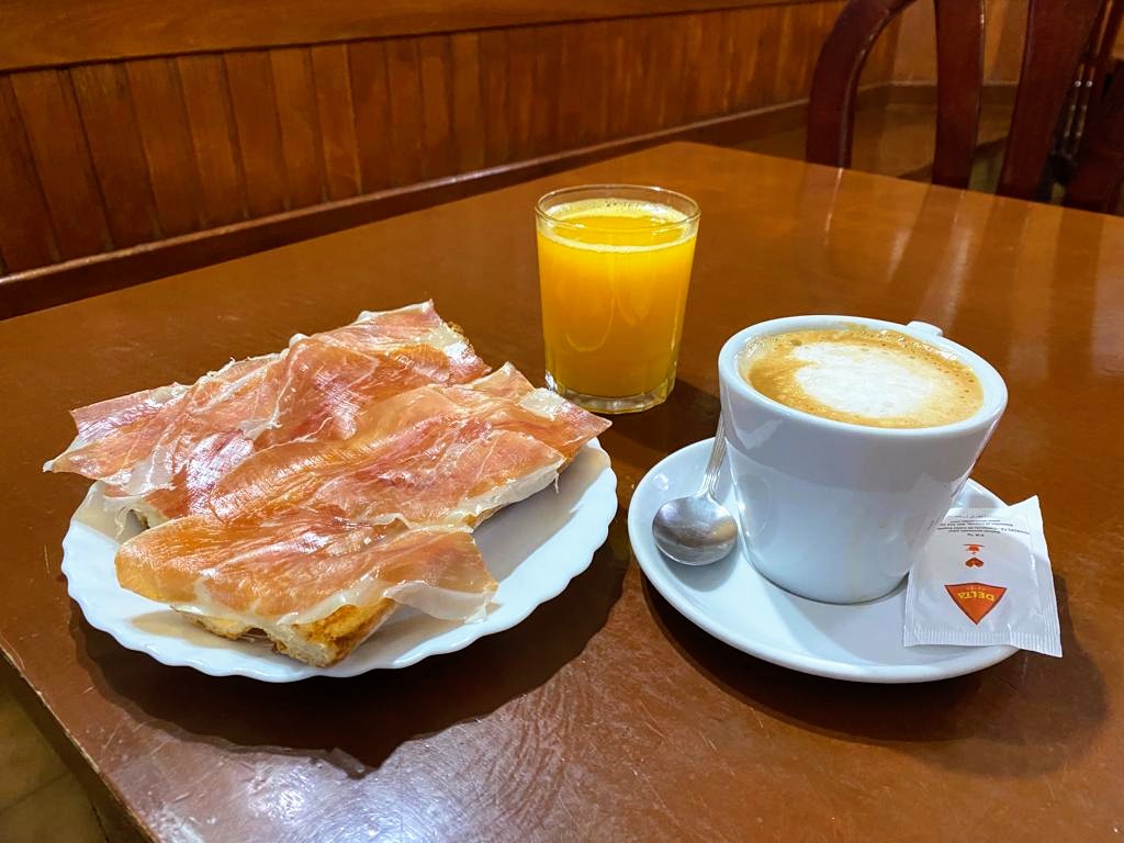 Bar Ruada — Comida y bebida