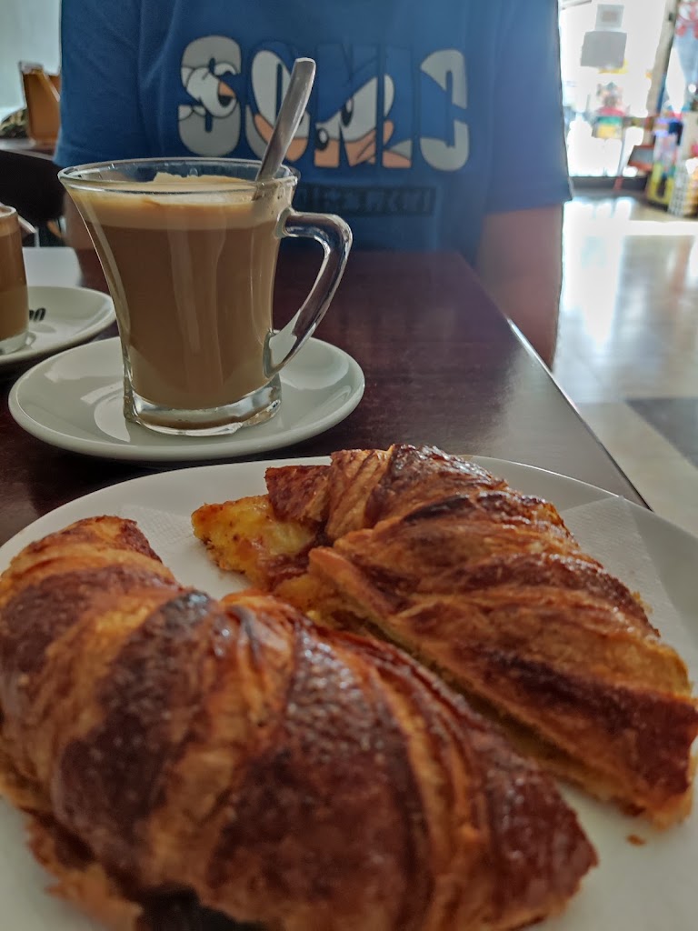 Aqua Viva Cafeteria — Comida y bebida