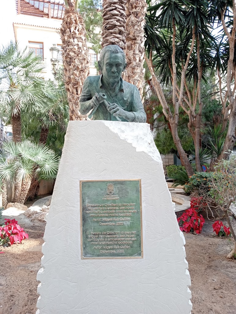 Escultura homenaje a Miguel Ruiz Herrero