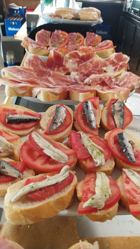 Bar La Pista — Comida y bebida