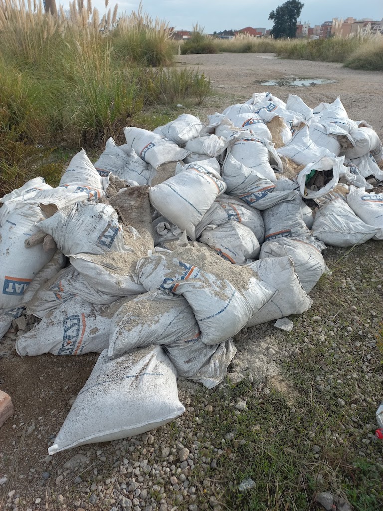 Aparcamiento sobre las vias