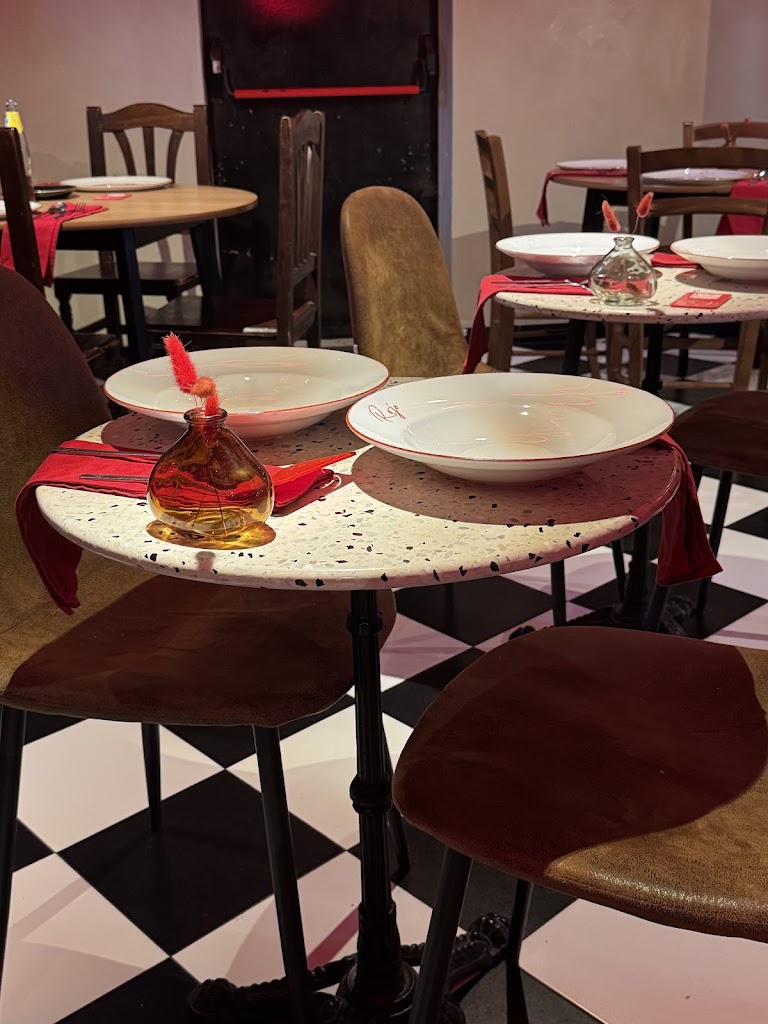 Rojo Pizza — Ambiente