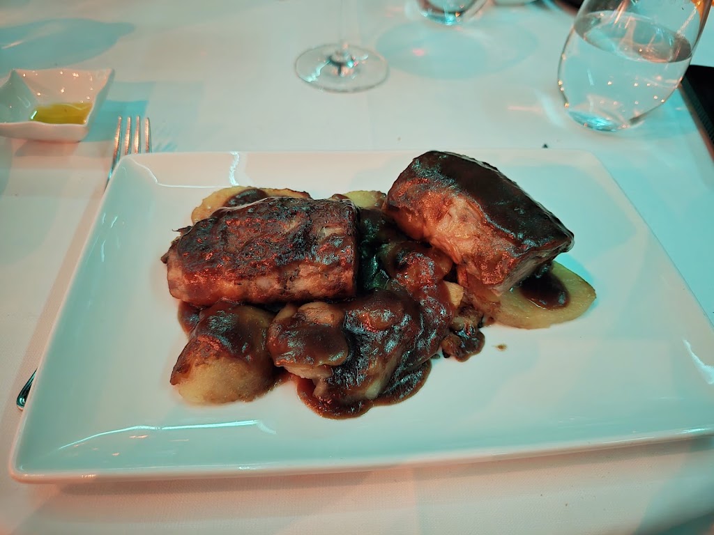 Aura Restaurante — Comida y bebida