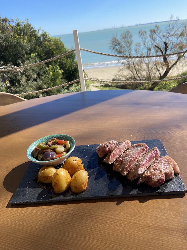 Atolon Beach Club — Comida y bebida