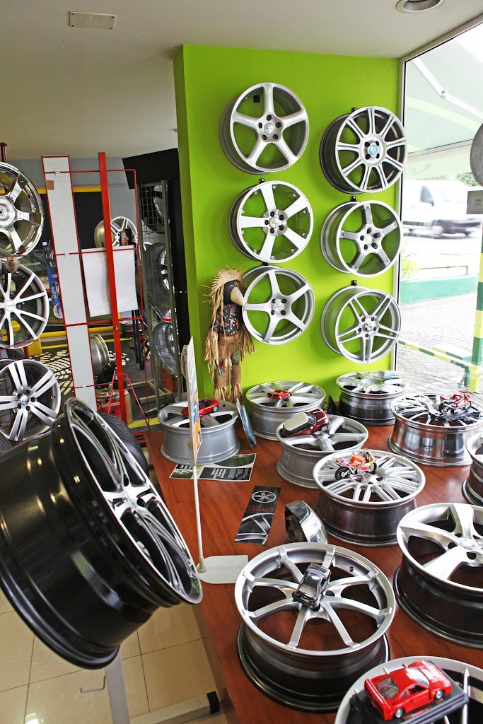 Neumaticos Oviedo SL — Interior