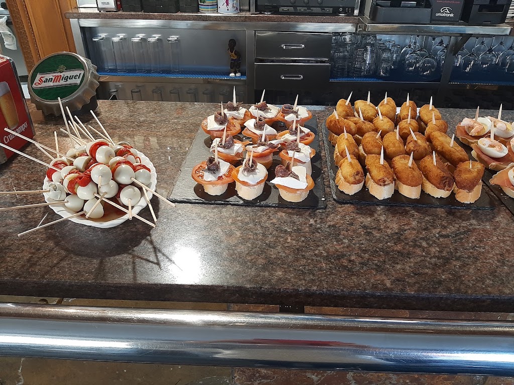 Bar Zurich — Comida y bebida