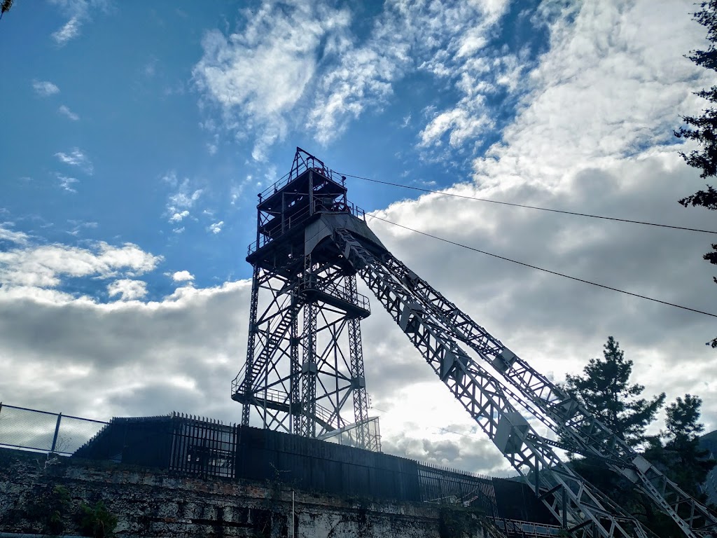 Chimenea Pozu Barreo Patrimonio Industrial
