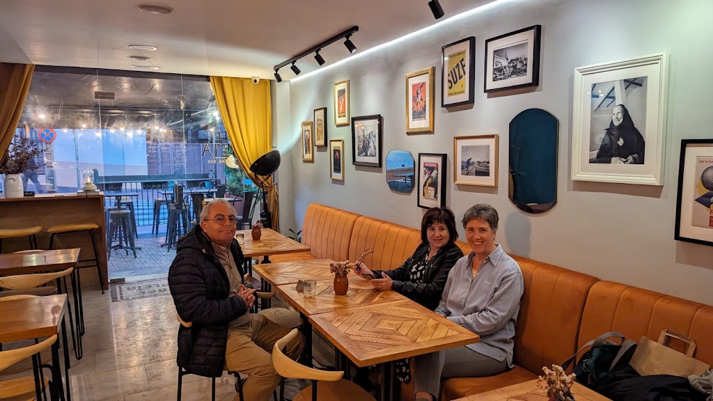 Cafe Caleta Bar — Ambiente