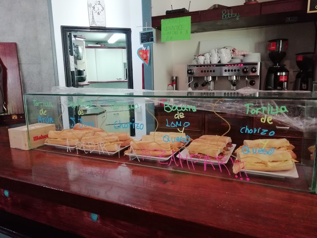 Cafe Bar Tahur — Ambiente