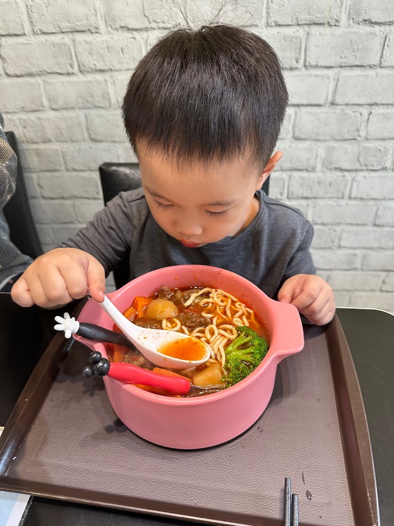 蕃茄牛腩飯、鍋燒意麵、胖子鍋燒麵、蕃茄牛腩拌麵、糖醋里肌飯、醬燒豆腐魚片飯、胖燜雞飯、牛奶雪花冰、手撕雞蓋飯、牛肉蓋飯、壽喜乾烏龍、仙草奶凍、珍珠鮮奶茶、胖子鍋燒麵、烏龍麵、雞絲麵、百香綠茶 的照片