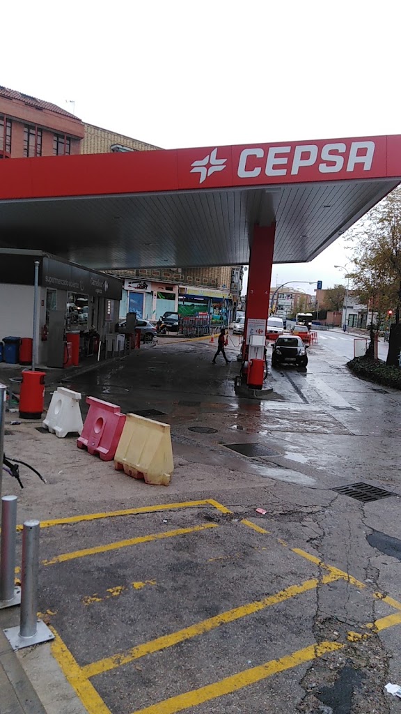 Estacion de servicio Cepsa — Surtidor de combustible