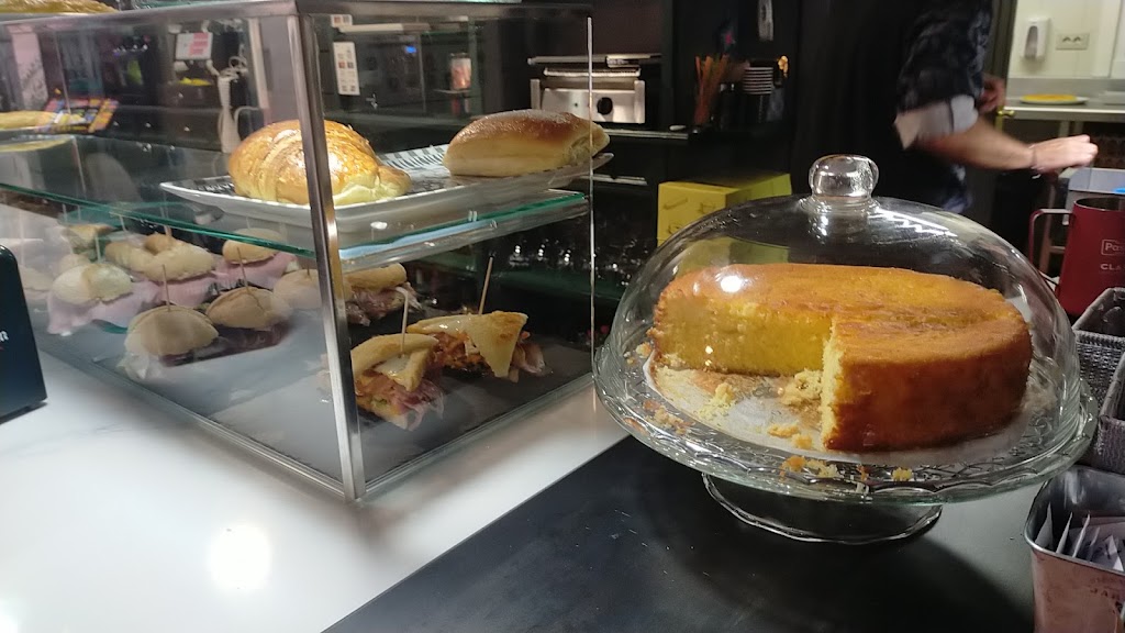 Katea taberna — Comida y bebida