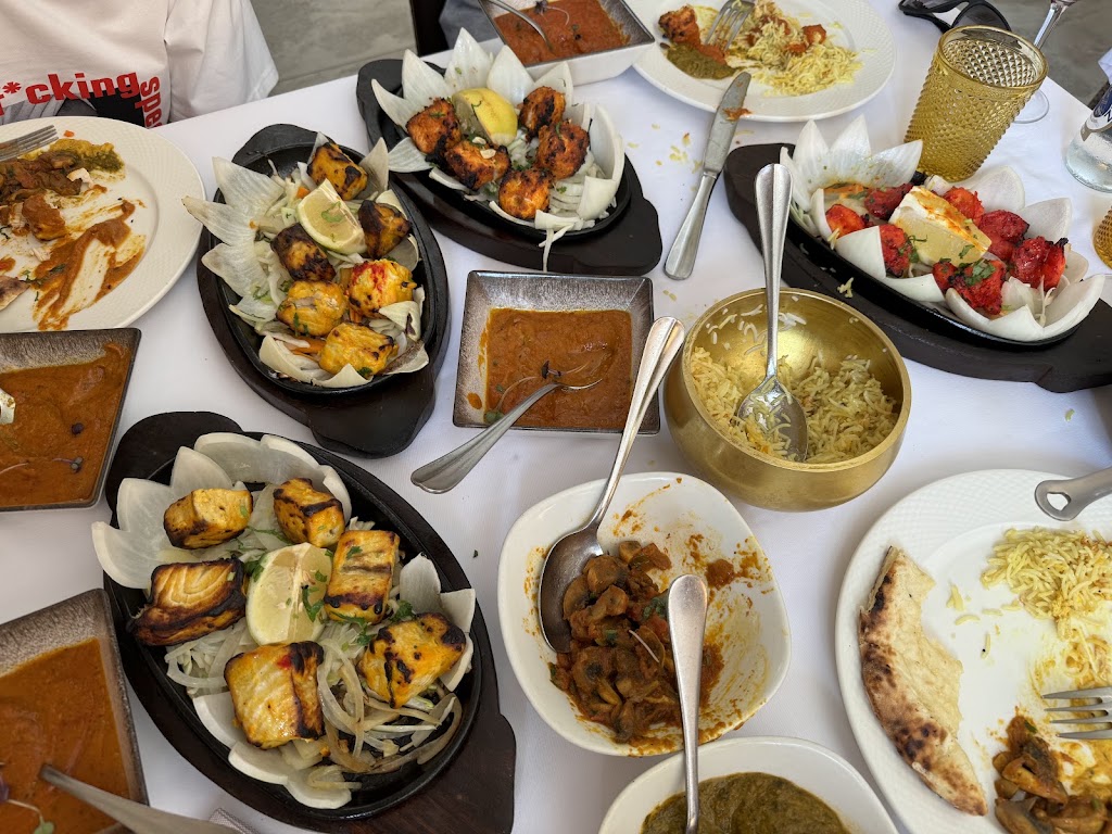 Kathmandu Restaurant — Comida y bebida