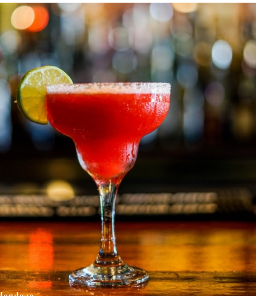 Uriel Lounge Bar — Comida y bebida