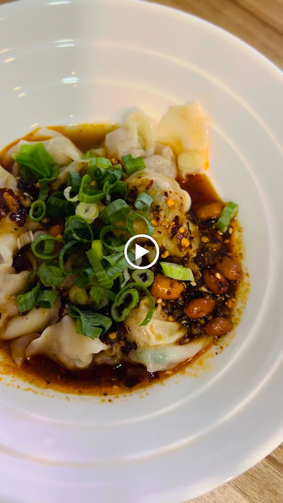 巷子重慶小麵《特色口水雞｜雜醬酸辣粉｜豌雜米線｜老麻抄手｜酸菜肉絲米線｜麻辣涼麵｜三鮮砂鍋米線｜紅燒牛肉麵｜紅燒肥腸麵｜泡椒鳳爪｜麻辣重慶小吃｜川渝私房小菜》 的照片