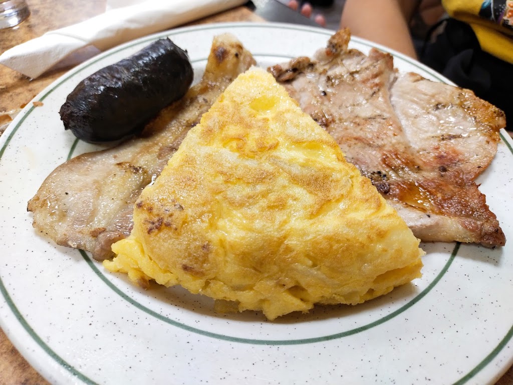 Bar Restaurante Navarro — Comida y bebida