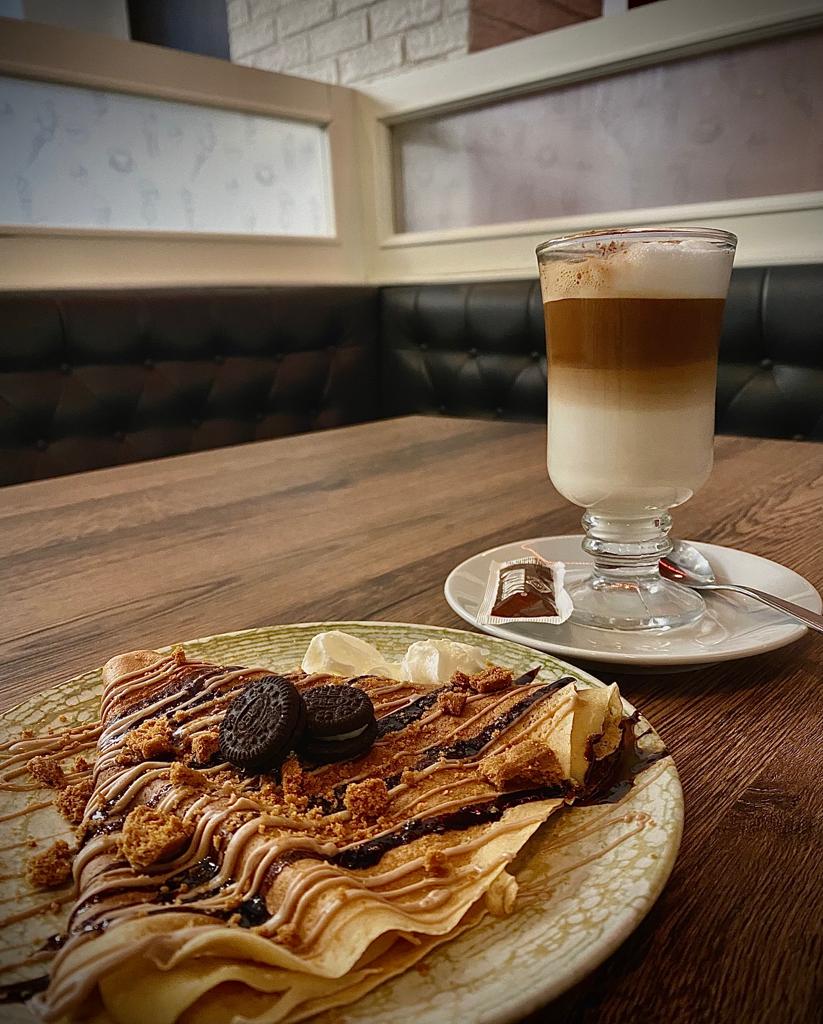 Clandestina Cafeteria-Lounge — Comida y bebida