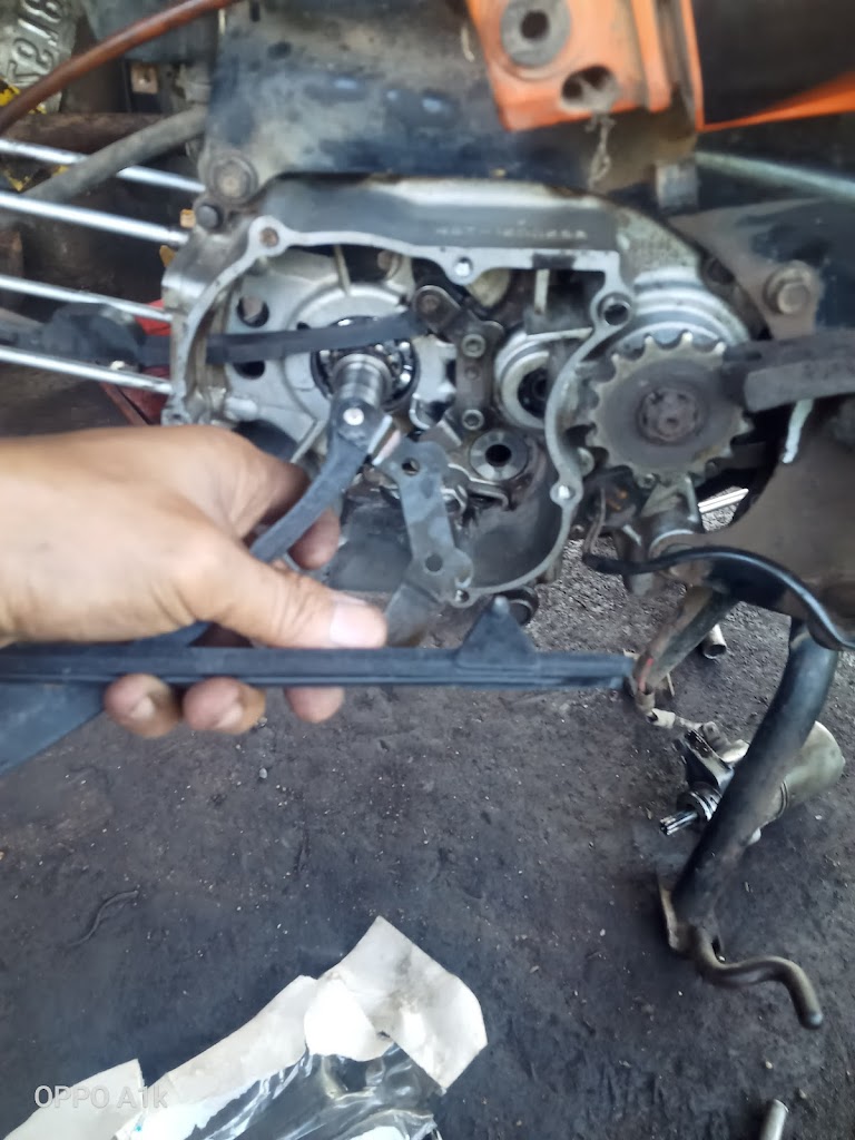 BENGKEL MOTOR HADI