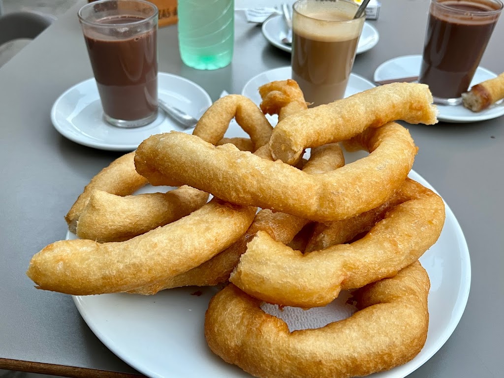 Cafeteria Aurora Plaza — Comida y bebida