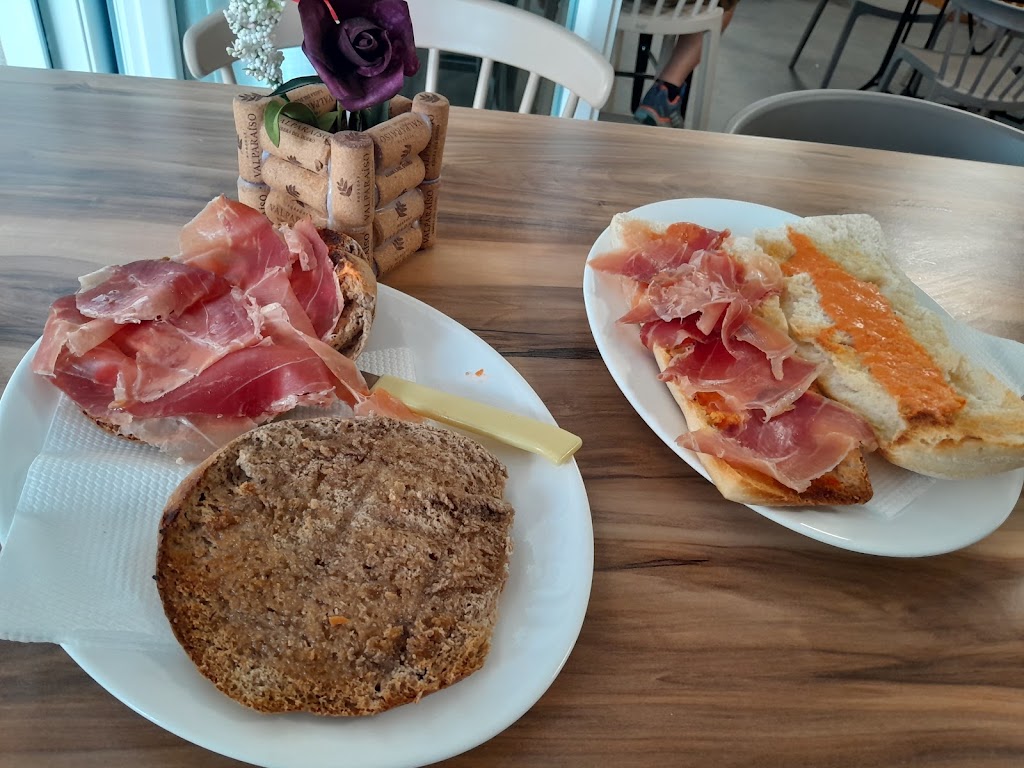 CAFETERIA SAN MIGUEL — Comida y bebida