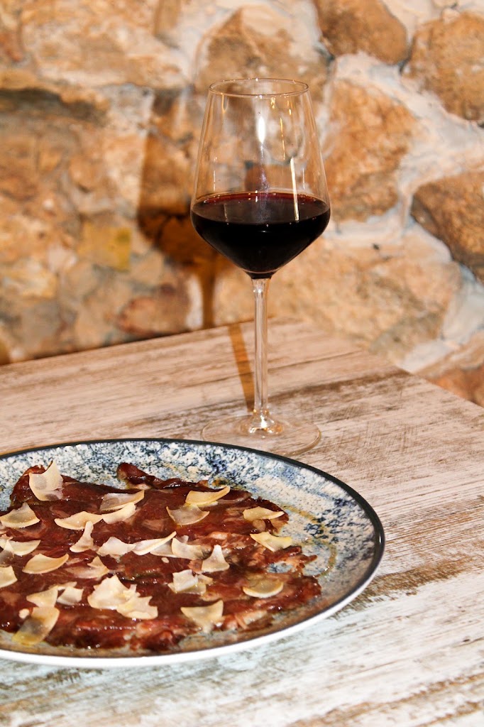Bar Cau del vi — vino tinto