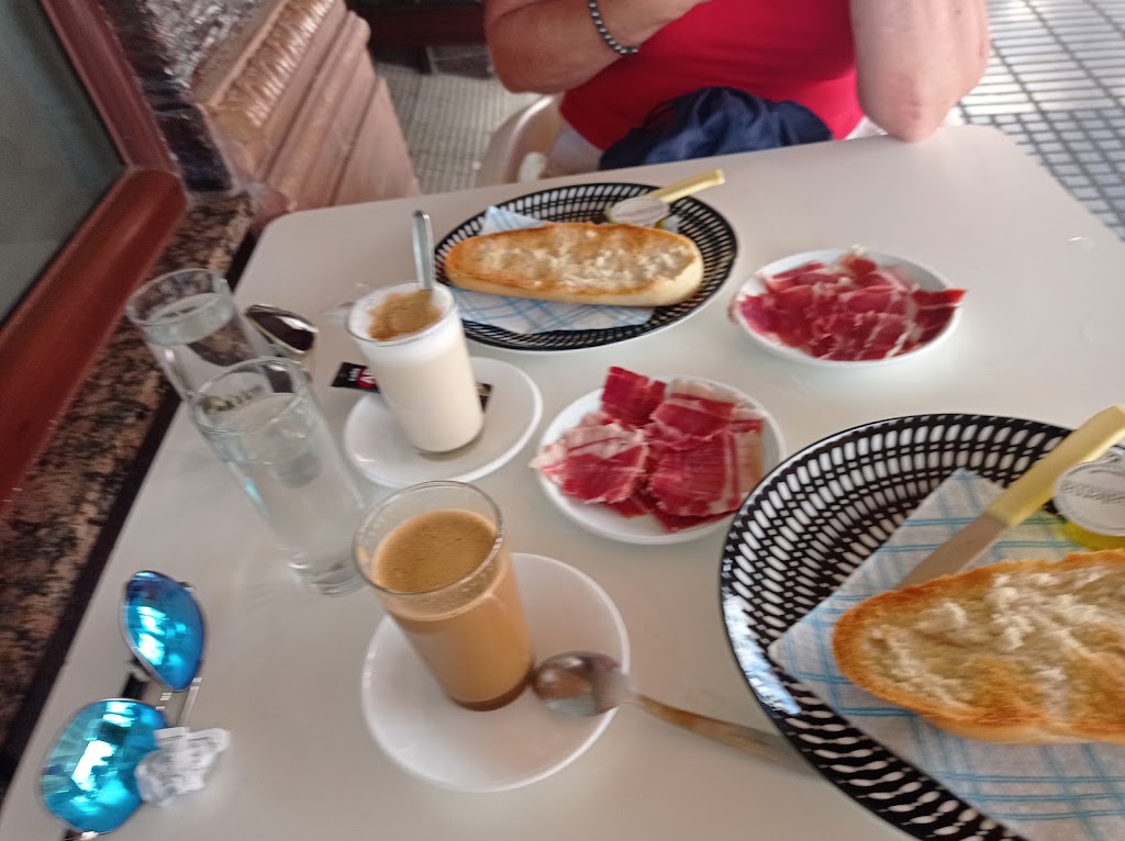 Cafeteria Punto y seguido — Comida y bebida