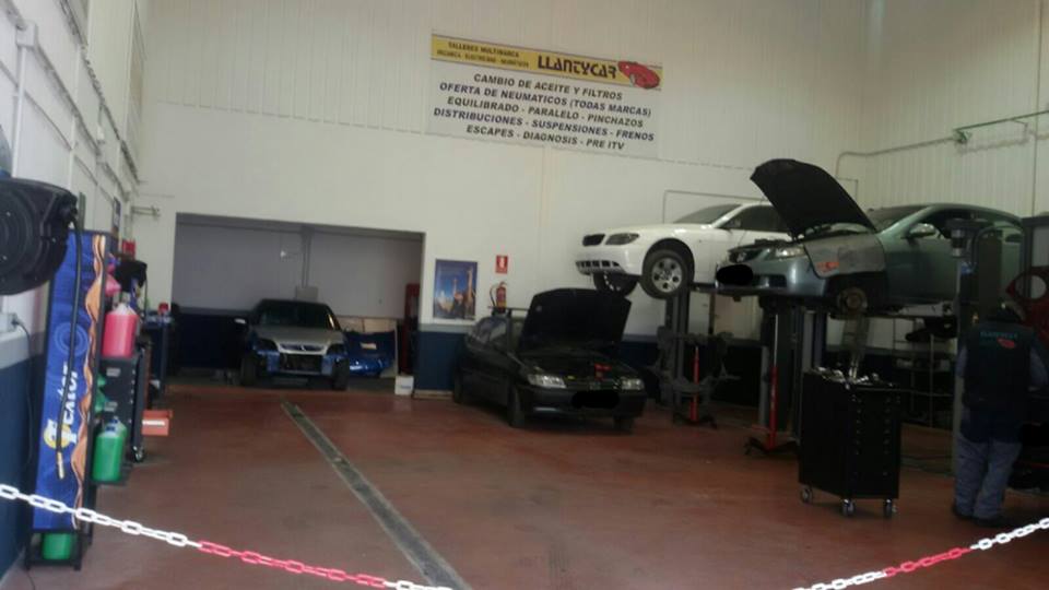LLANTYCAR Taller Mecanico — Interior