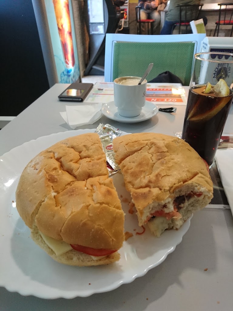 Cafe Bar N-120 — Comida y bebida