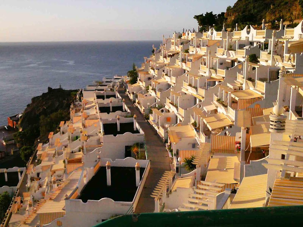 Monsenor Apartments. Private Holiday Homes