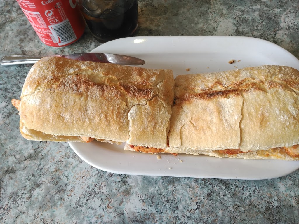 Bar Cafeteria My Friend — Comida y bebida