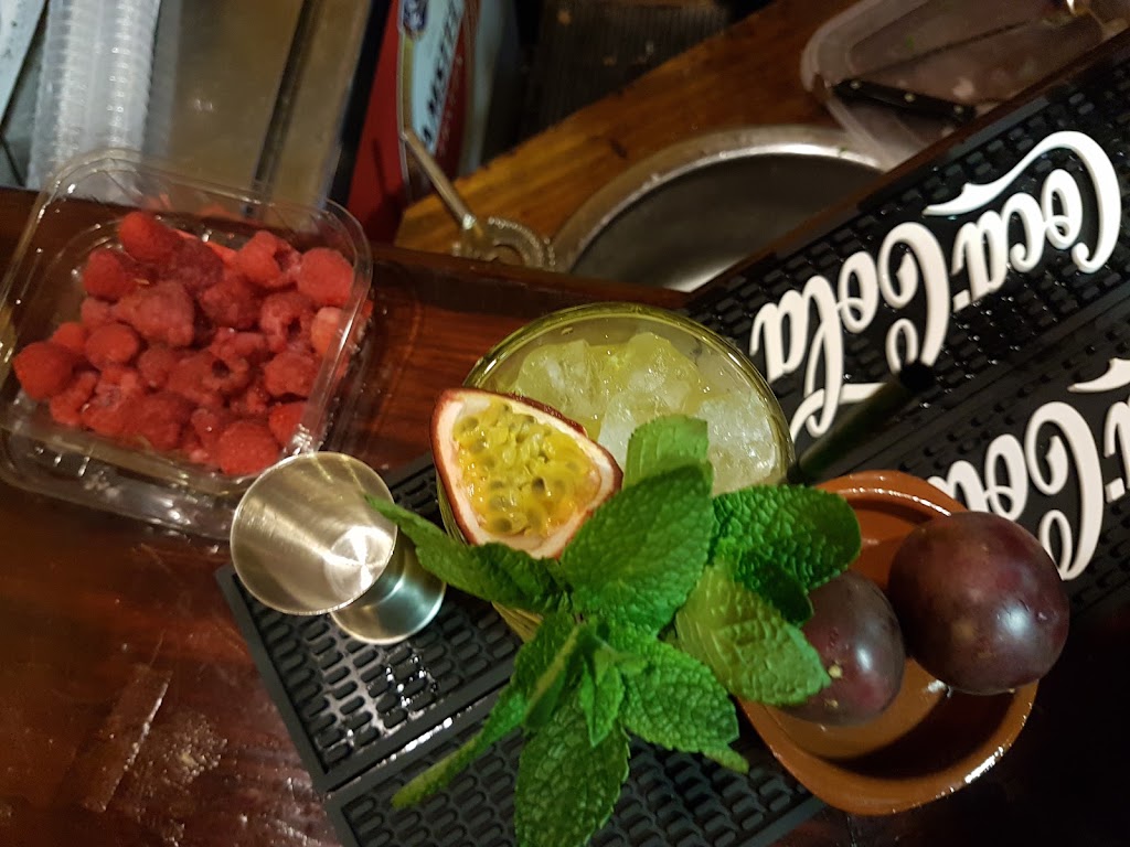 Bar Queen Maeve — Comida y bebida